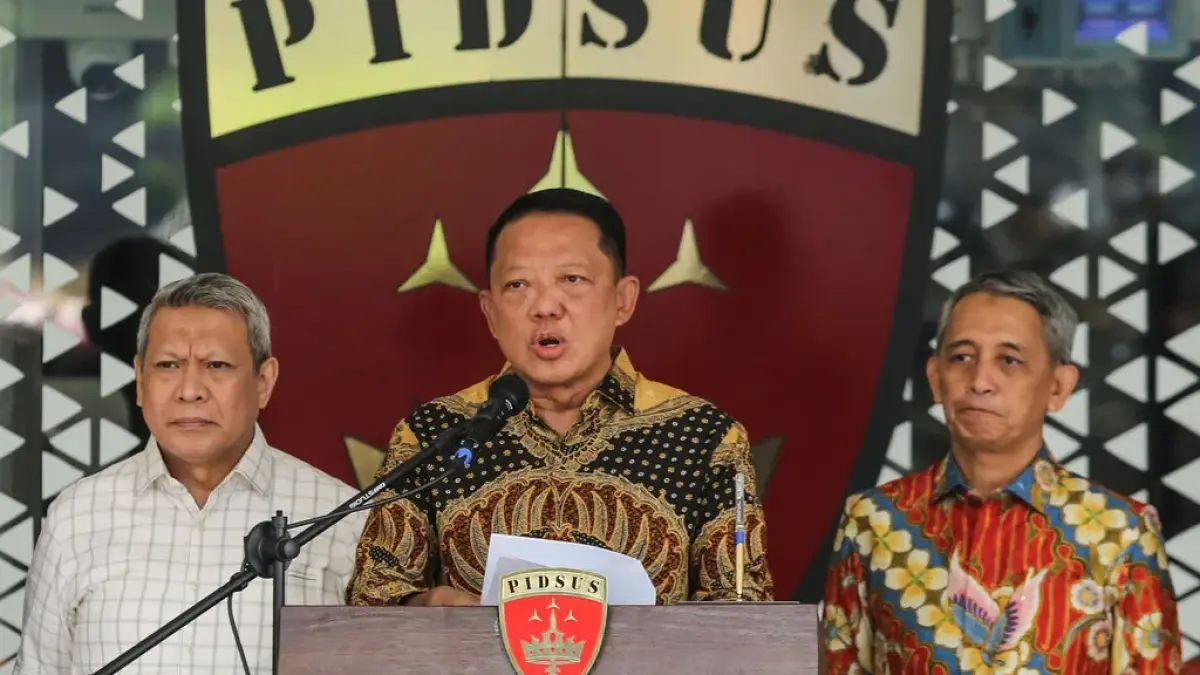 Jaksa Agung Muda Tindak Pidana Khusus (Jampidsus) Kejaksaan Agung Febrie Adriansyah (tengah) menyampaikan keterangan saat konferensi pers di Kejaksaan Agung, Jakarta, Jumat (10/7/2026). Dalam keterangannya, Febrie mengatakan tetap menghormati setiap proses penegakan hukum yang dilakukan aparat penegak hukum yang sesuai dengan ketentuan hukum acara yang berlaku serta menegaskan hingga saat ini dirinya masih menjalankan tugas dan Jampidsus tetap fokus untuk penyelesaian pemberkasan perkara khususnya yang menjadi perhatian publik. ANTARA FOTO/Asprilla Dwi Adha/nz