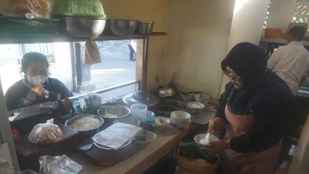Aktivitas menyiapkan Sop Ayam Kampung Sor Pelem di warung setempat (Angga Purenda/Radar Solo)