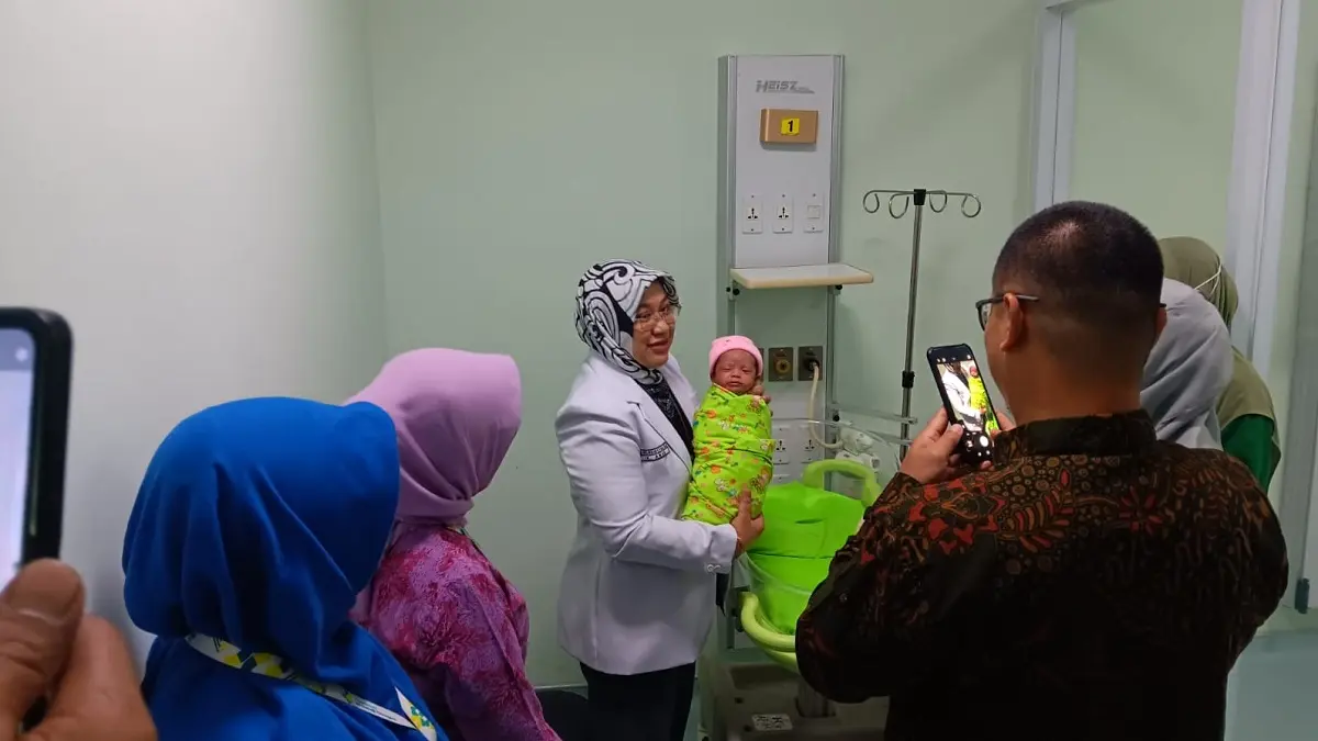 Bayi perempuan yang sempat dirawat di NICU, Gedung Bedah Sentral Terpadu RS Soeradji Tirtonegoro. (Angga Purenda/Radar Solo)