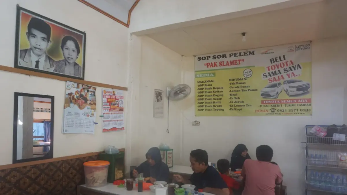 Jaga Cita Rasa Sejak 1970, Dari Berjualan Pikulan hingga Warung di Bawah Rindangnya Pohon Mangga (Angga Purenda/RADAR SOLO)