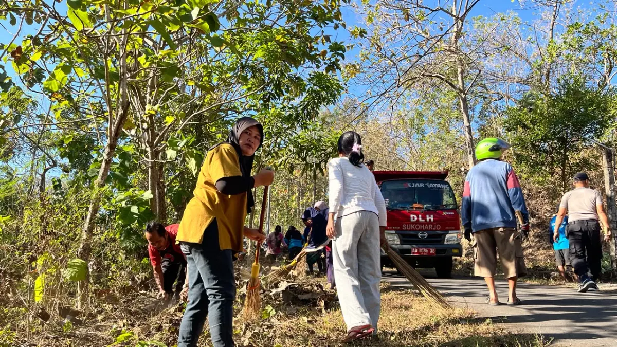 KOMPAK: Ratusan warga Desa Watubonang, Kecamatan Tawangsari gotong royong gelar resik-resik di Gunung Taruwongso, Sukoharjo. (IWAN KAWUL/RADAR SOLO)