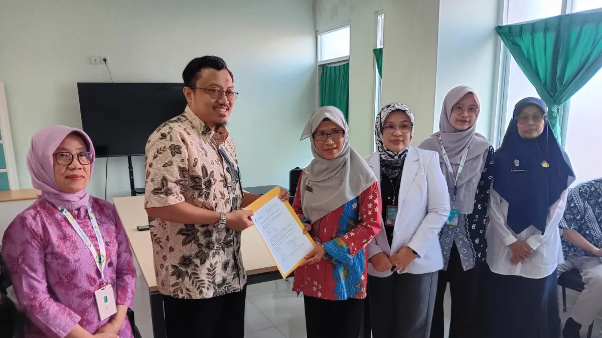 Proses penyerahan bayi perempuan dari RS Soeradji Tirtonegoro Klaten ke Panti Woro Wiloso Salatiga (Angga Purenda/Radar Solo)