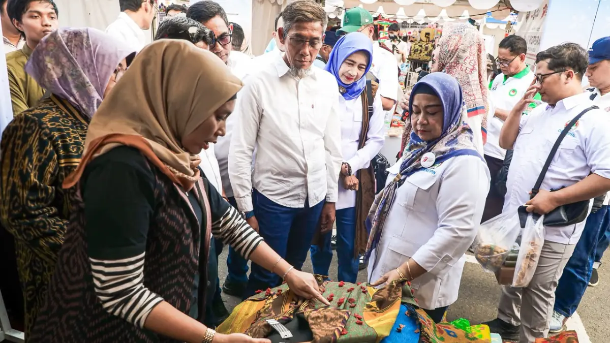 Sekda Jateng Sumarno amati produk UMUM dalam ajang Gelar Produk Koperasi dan UMKM di halaman Parkir Stadion Manahan, Solo, Sabtu (11/7/2026). (DOK.PEMPROV JATENG)