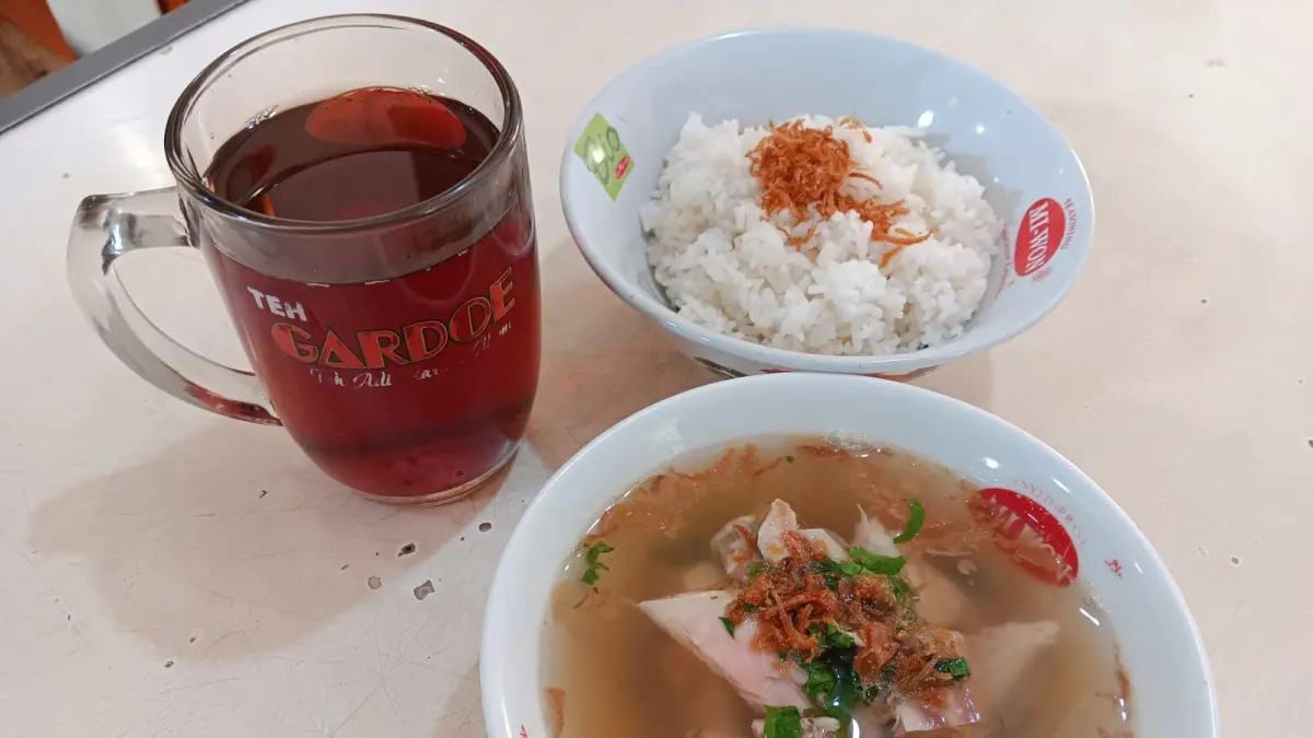 Seporsi Sop Ayam Kampung Sor Pelem Pak Slamet (Angga Purenda/Radar Solo)