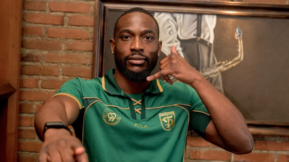 Striker asal Kongo, Yann Kevin Mabella bergabung dan menjadi bukti keseriusan Bajul Ijo membangun skuad bertabur kualitas. (Tim Media Persebaya Surabaya) 