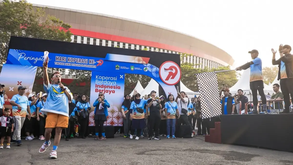 Sekda Jateng Sumarno didampingi Wali Kota Solo Respati Ardi berangkatkan peserta Runwalk UMKM di kawasan Stadion Manahan, Minggu (12/7/2026). Kegiatan tersebut dalam rangka memperingati Hari Koperasi ke-79 Tingkat Provinsi Jawa Tengah. (DOK.PEMPROV JATENG) 