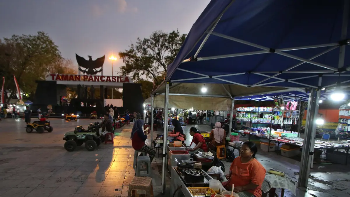 Aneka kuliner bisa dinikmati di Alun-Alun Karanganyar. (Arief Budiman/Radar Solo)