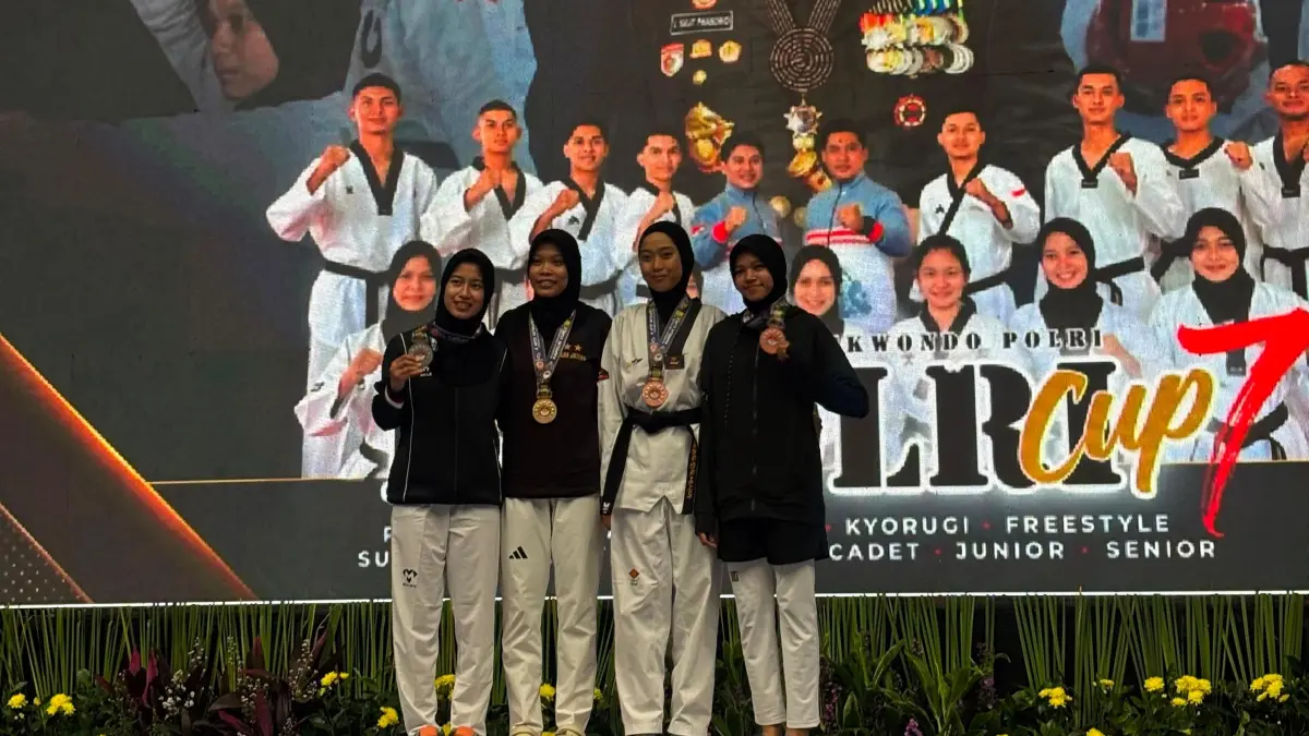 Briptu Abi Nidya (tengah) sabet medali emas taekwondo Kapolri Cup