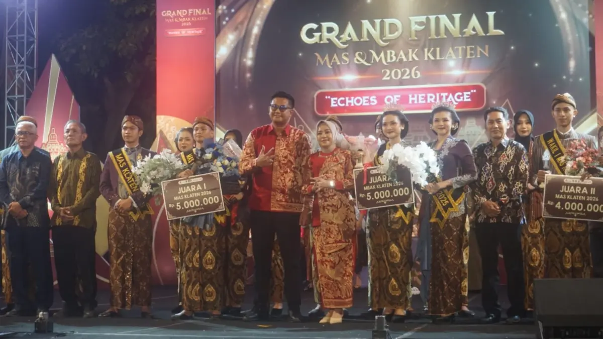 Bupati Klaten Hamenang Wajar Ismoyo bersama Mas Mbak Klaten 2026 terpilih serta finalis lainnya. (Angga Purenda/Radar Solo)
