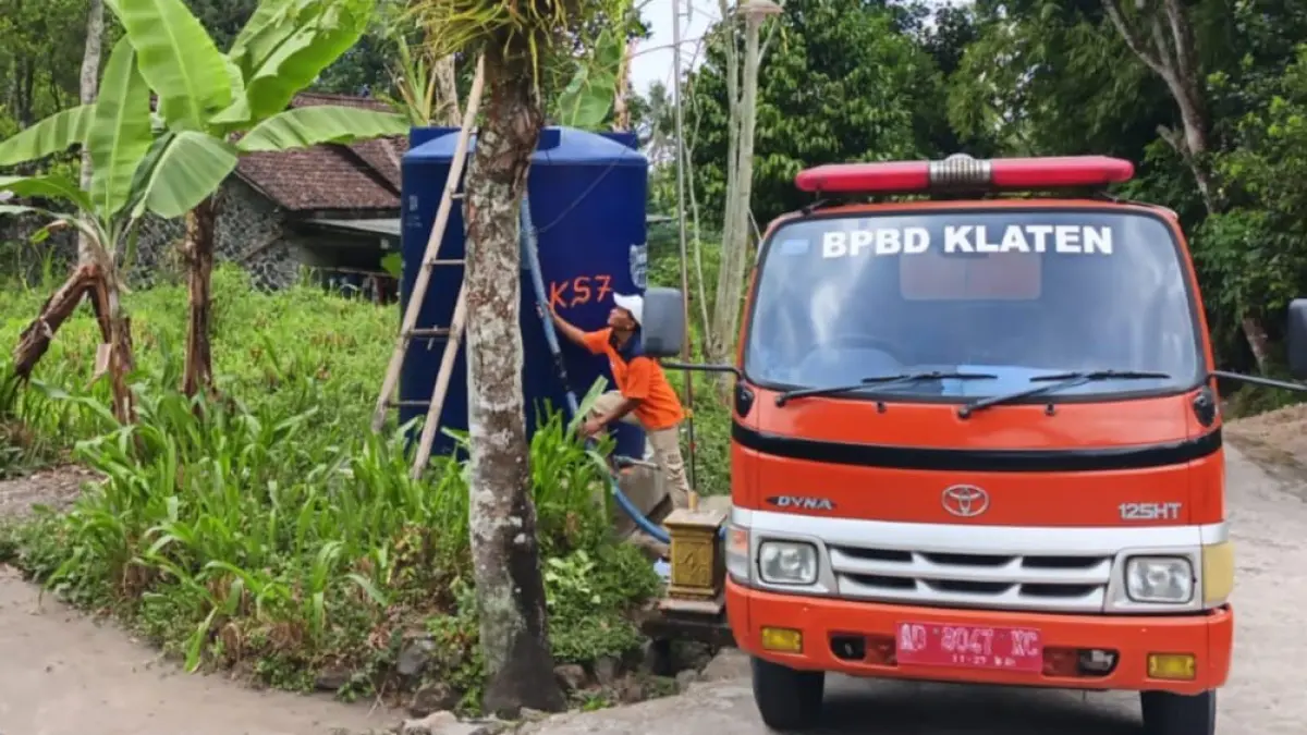 Dropping air bersih yang dilakukan BPBD Klaten pada desa di wilayah lereng Merapi Klaten. (Dokumentasi BPBD Klaten)