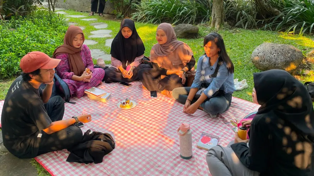 Peserta saling sharing dalam kegiatan Coffee Talks with Book di The Sunan Hotel Solo, Minggu (12/7). (ALFIDA NURCHOLISAH/RADAR SOLO)