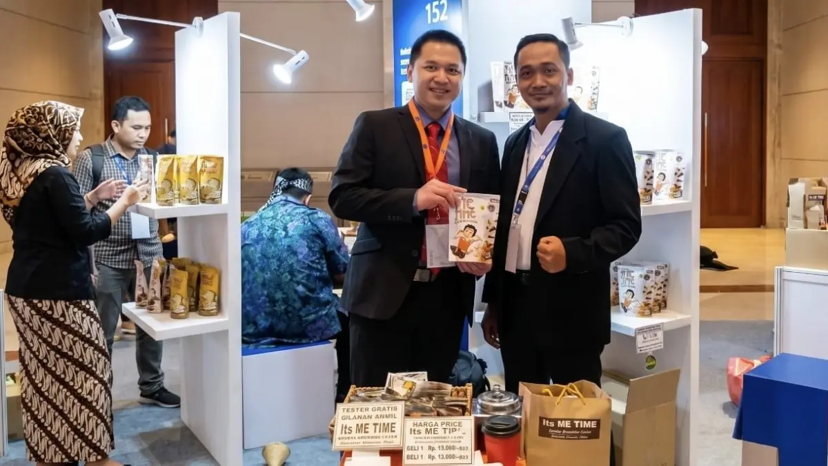 Tim Rumah BUMN membantu Arso, owner UMKM kuliner It