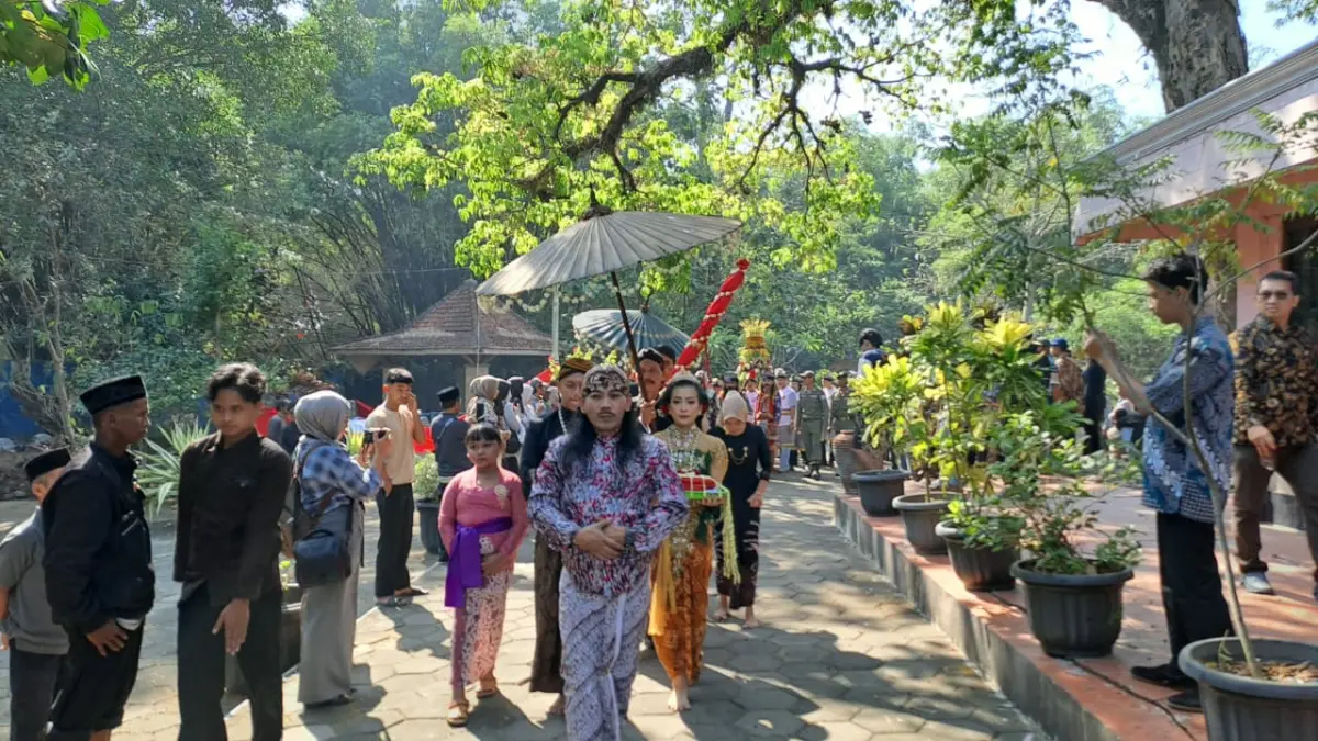 Tradisi Pulung Langse Ki Ageng Balak di Desa Mertan, Kecamatan Bendosari, Sukoharjo, Minggu (12/7). (IWAN KAWUL/RADAR SOLO)