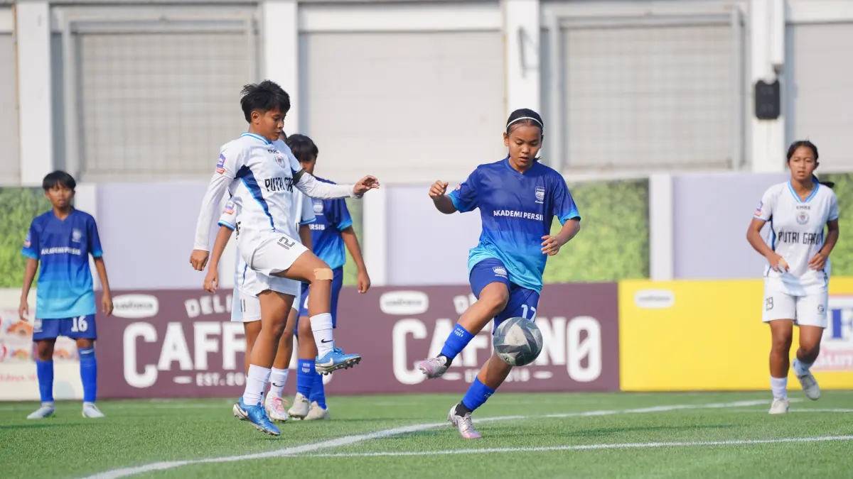 Akademi Persib Bandung (jersey biru) menyudahi perlawanan Putri Garut (jersey putih) dengan skor 5-0 dalam partai final HYDROPLUS Soccer League All-Stars 2025/2026 yang berlangsung di Supersoccer Arena, Kudus, Jawa Tengah pada Minggu (12/7). Dengan hasil ini, tim asal Kota Kembang itu menjadi juara untuk sektor U-18.