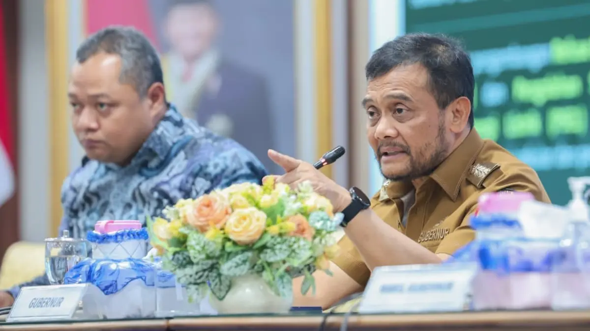 Gubernur Jateng Ahmad Luthfi pimpin Rapat Koordinasi dan Pemantauan Lapangan Pengendalian Alih Fungsi Lahan Sawah serta Pengelolaan Sampah di Gedung Gradhika Bhakti Praja, Semarang, Senin (13/7/2026). (DOK.PEMPROV JATENG)