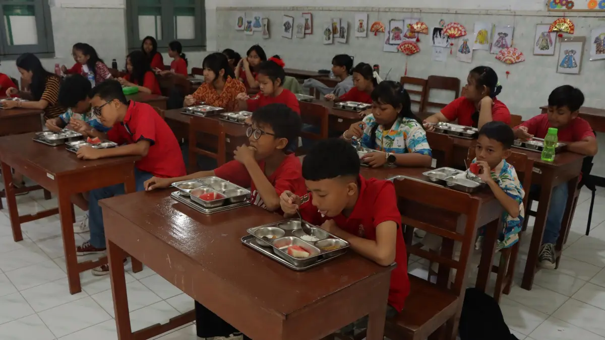Makan Bergizi Gratis di salah satu sekolah di Solo. (Arief Budiman/Radar Solo)