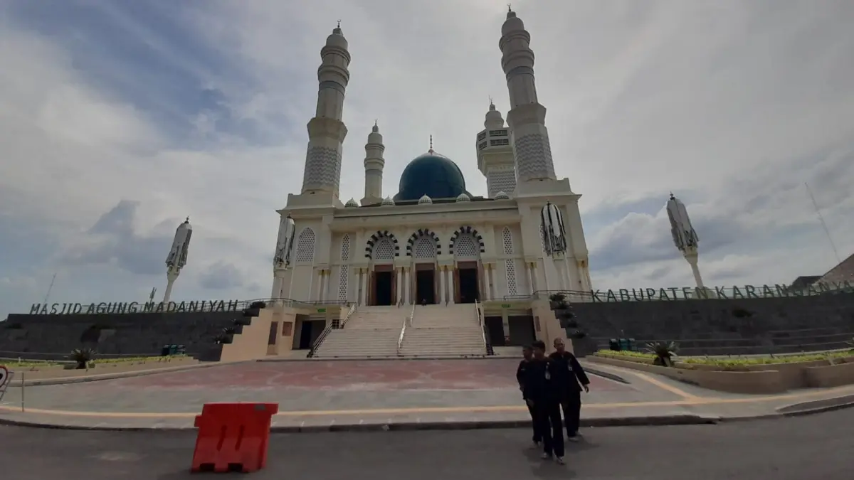 Masjid Agung Madaniyah Karanganyar tampak megah. (Rudi Hartono/Radar Solo)