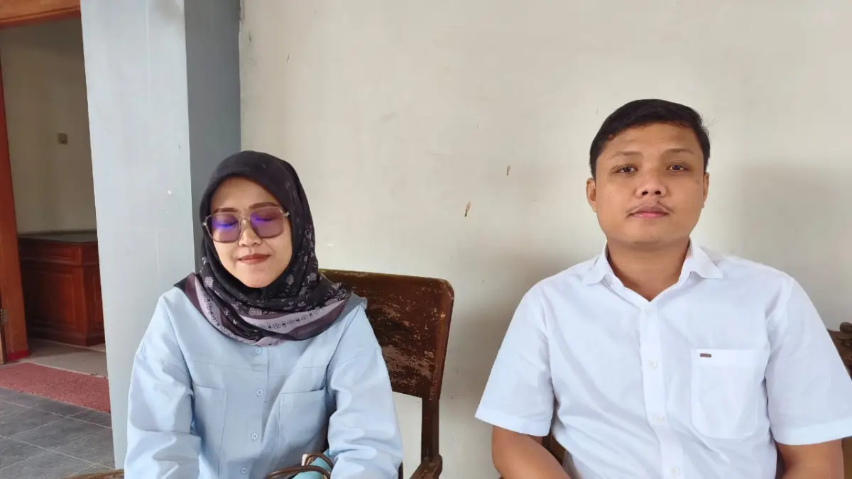 Pasutri pegawai PDAM Sragen yang mengadu ke dewan karena salah satunya diberhentikan. (Angga Purenda/Radar Solo)
