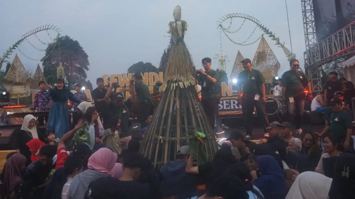 Penampilan kesenian dari setiap RW dan gunungan yang dikirab jadi rebutan di Festival Candi Sojiwan ke-8. (Angga Purenda/Radar Solo)