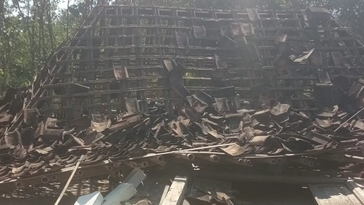Rumah Jaman, 64, warga miskin ekstrem di Bendorejo, RT 15, Desa Tempelrejo, Kecamatan Mondokan, Sragen yang roboh. (Ahmad Khairudin/Radar Solo)