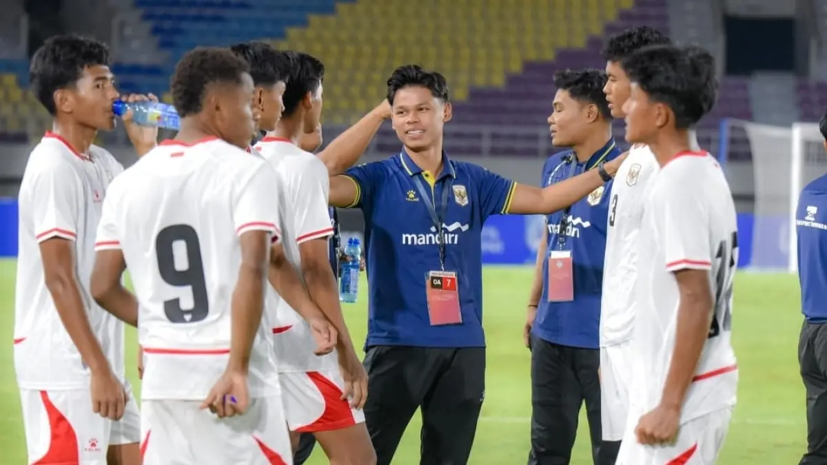  Taufik Nur Hidayat berkomunikasi dengan pemain Timnas U-17. (istimewa) 