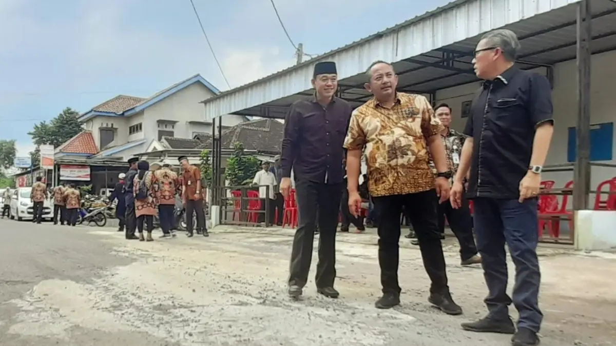 Bupati Karanganyar Rober Christanto (tengah) saat meninjau proyek perbaikan jalan. (Rudi Hartono/Radar Solo)