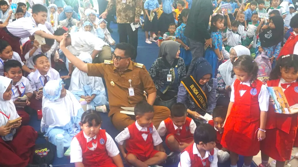 Bupati Klaten Hamenang Wajar Ismoyo berinteraksi dengan para pelajar dalam kegiatan baca Klaten Fistival Literasi di Gedung Sunan Pandanaran RSPD Klaten, Selasa (14/7/2026). (ANGGA PURENDA/RADAR SOLO)