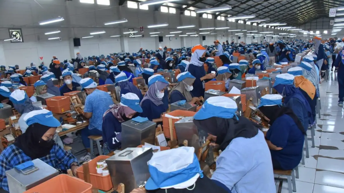 Ilustrasi karyawan perusahaan pelintingan rokok di Kecamatan Grogol, Sukoharjo, belum lama ini. Pemkab Sukoharjo buka Job Fair 2026 di Sentra Niaaga Solo Baru, 14-18 Juli dengan menyediakan ribuan lowongan kerja. (IWAN KAWUL/RADAR SOLO).