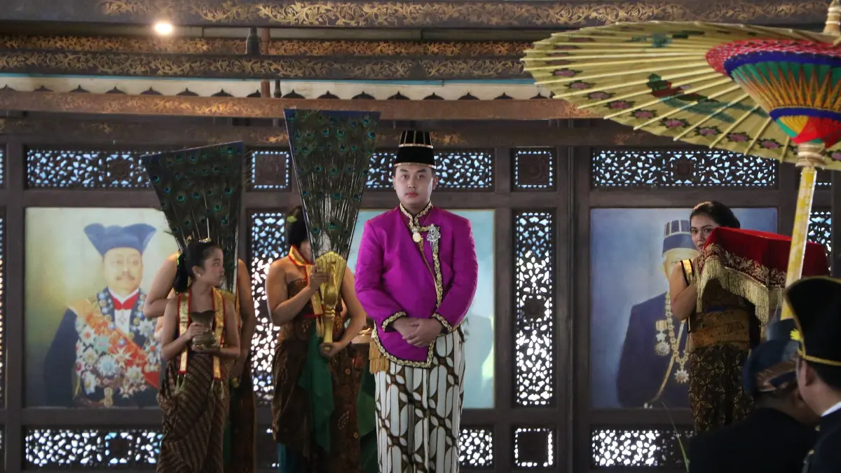 Paku Buwono XIV Pubaya saat jumenengan. (Arief Budiman/Radar Solo) 