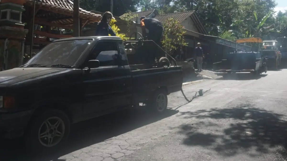 Pekerja mulai melakukan uji coba pengaspalan di ruas Jalan Kepurun-Panggan, Kecamatan Kemalang, Klaten. (Angga Purenda/Radar Solo)