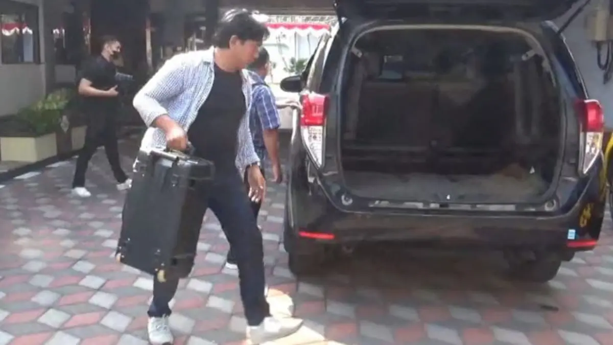 Penyidik KPK membawa koper diduga barang bukti setelah menggeledah ruangan Bupati Sukoharjo nonaktif Etik Suryani, Selasa (14/7). (IWAN KAWUL/RADAR SOLO)