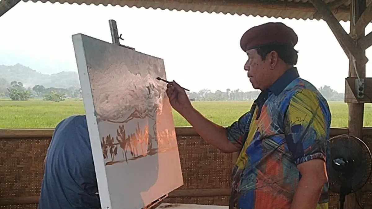 SBY menyempatkan diri melukis pemandangan persawahan di tepi ruas Jalan Raya Wonogiri–Selogiri, Kecamatan Selogiri, Selasa (14/7/2026). (IWAN ADI/RADAR SOLO) 