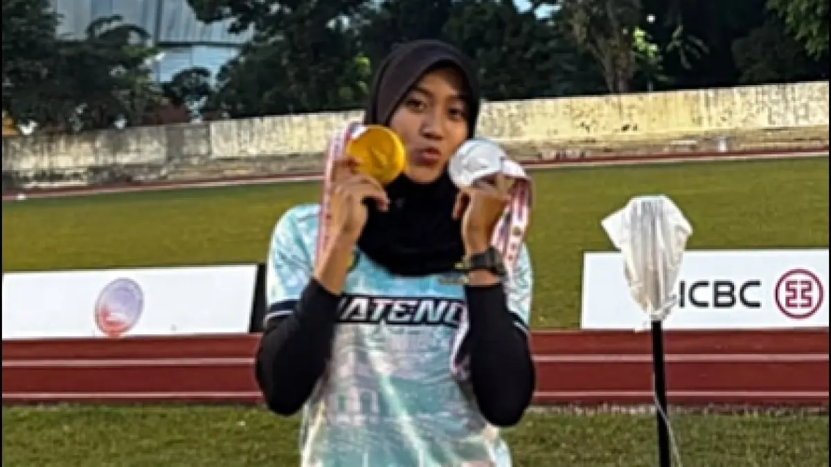 Shava S Warangga memamerkan medali yang didapatkan dari sebuah kejuaraan bergengsi. 