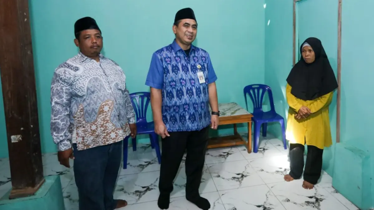 Wagub Jateng Taj Yasin kunjungi rumah Sailah (50), warga Desa Ayamputih, Kecamatan Buluspesantren, Kabupaten Kebumen yang telah selesai diperbaiki lewat program rehab RTLH. (DOK.PEMPROV JATENG)