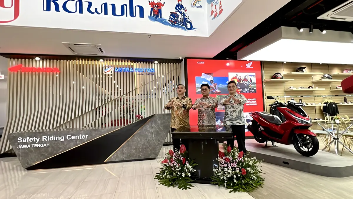 OPTIMISTIS: Chief Executive Astra Motor Robien Tony (tengah) bersama Chief Operating Officer Astra Motor Budi Astono (kiri) dan Region Head Astra Motor Jawa Tengah Budi Yanto berada di depan Prasasti Peresmian area Lobby Gedung Astra Motor Safety Riding Center Jawa Tengah (15/7). 