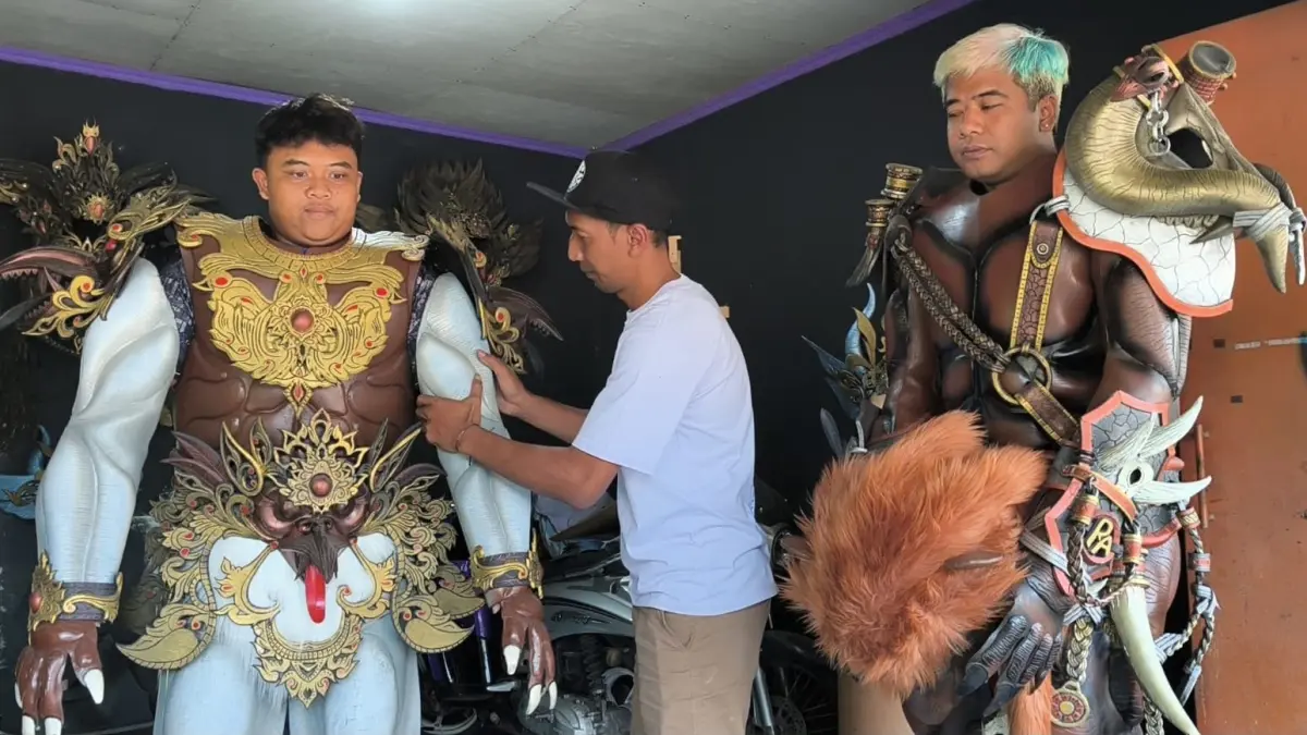 Aneka kostum karnaval berbahan limba busa sandal karya Johan Aditya, warga Desa Pusporenggo, Kecamatan Musuk, Boyolali. (ABDUL KHOFID/RADAR SOLO) 