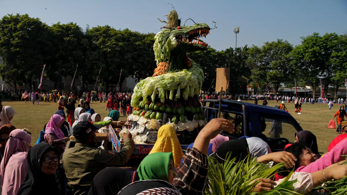 Antusiasme masyarakat berebut gunungan usai upacara Hari Lahir Ke-80 Kabupaten Sukoharjo, Rabu (15/7). (M IHSAN/RADAR SOLO)
