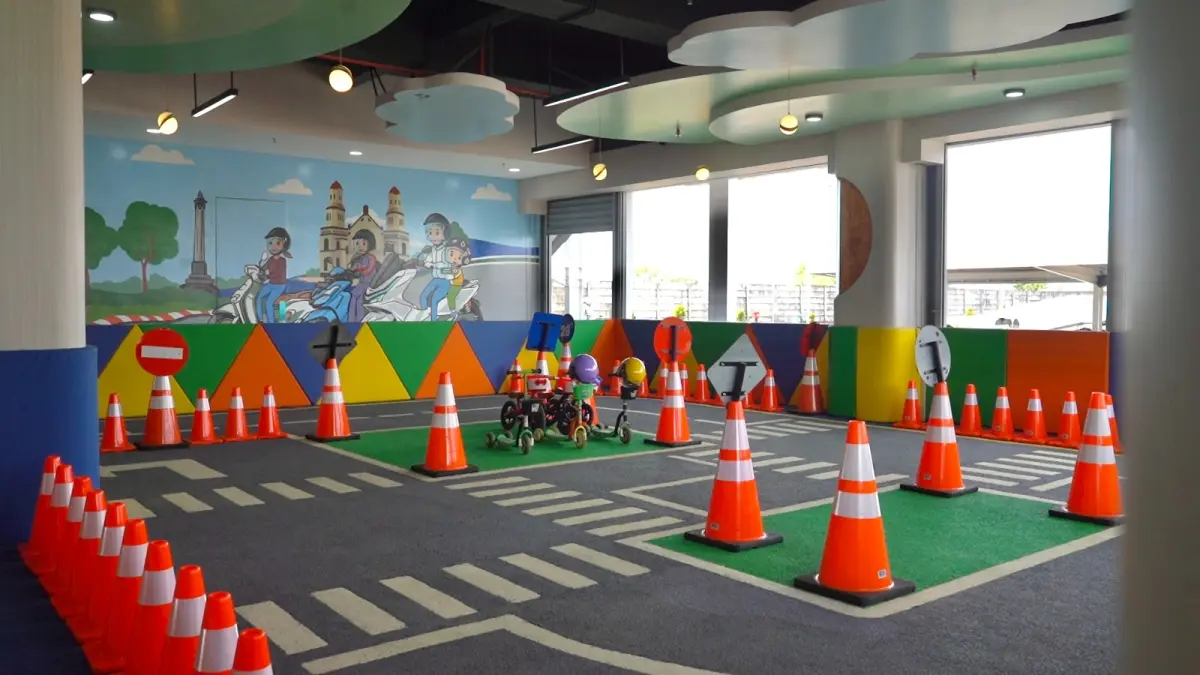 Astra Motor menghadirkan Kids Traffic Park, sebuah fasilitas edukasi keselamatan berkendara untuk anak-anak. Melalui wahana ini, generasi muda mulai diperkenalkan budaya aman berkendara sejak usia dini.