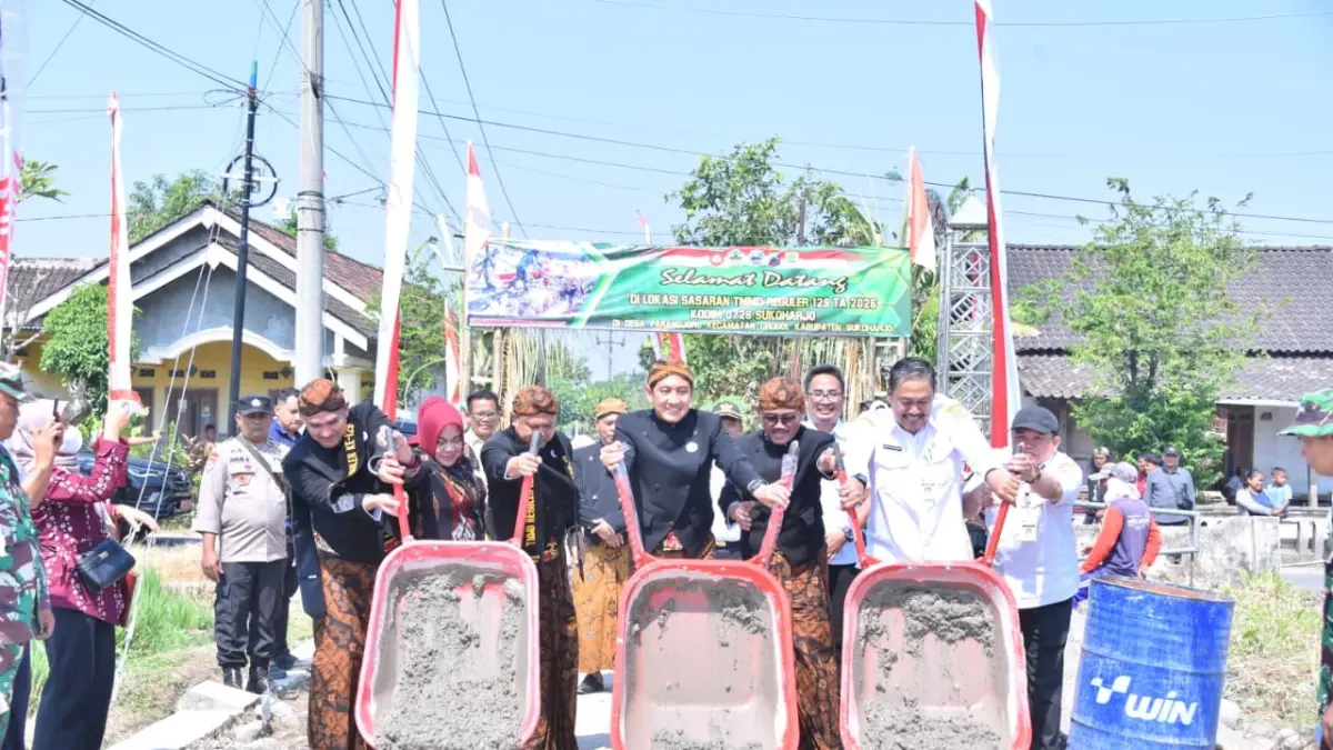 bersama Plt Bupati Sukoharjo Eko Sapto Purnomo buka TMMD di Desa Parangjoro, Grogol, Rabu (15/7). (IWAN KAWUL/RADAR SOLO)
