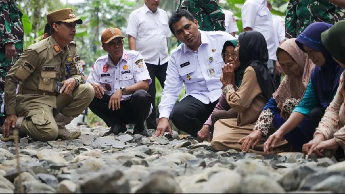 Wagub Jateng Taj Yasin (tiga dari kiri) berdialog dengan warga di sela Pembukaan TMMD Reguler ke-129 dan TMMD Sengkuyung Tahap III Tahun Anggaran 2026 di Lapangan Desa Bingkeng, Kecamatan Dayeuhluhur, Kabupaten Cilacap, Rabu (15/7/2026). (DOK.PEMPROV JATENG)