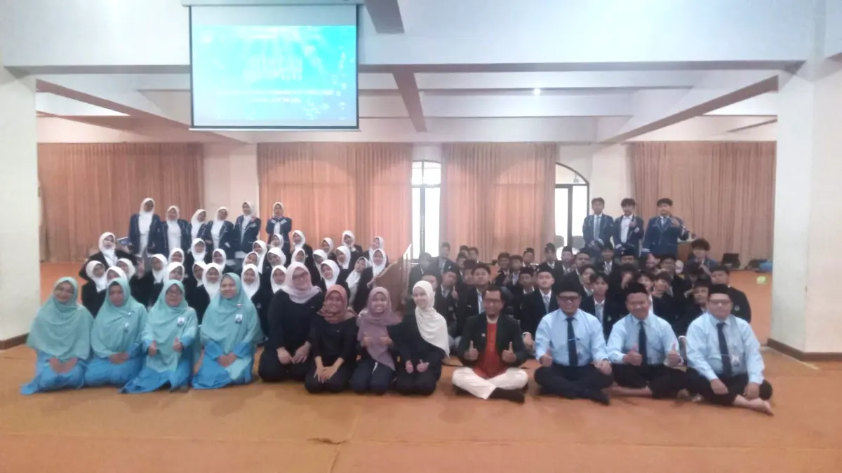 Guru dan murid SMA Islam Al Azhar 7 Solo Baru di sela kegiatan MPLS yang dilaksanakan selama lima hari, mulai Senin (13/7) hingga Jumat (17/7). (IWAN KAWUL/RADAR SOLO)