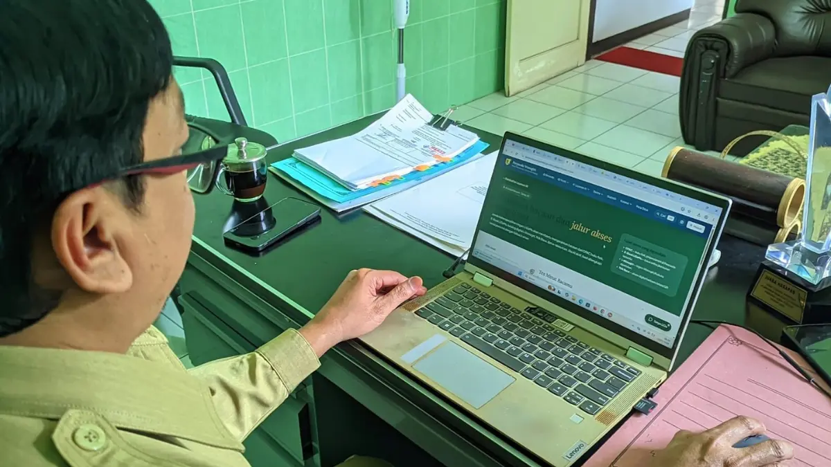 Kepala Disarpus Wonogiri Mawan Tri Hananto tunjukkan laman Perpusda Wonogiri. (IWAN ADI/RADAR SOLO)