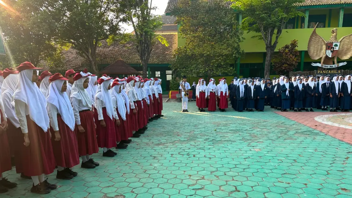 MPLS salah satu SMPN di Sragen. Pemkab Sragen bakal bagikan seragam gratis bagi siswa baru. (Ahmad Khairudin/Radar Solo)