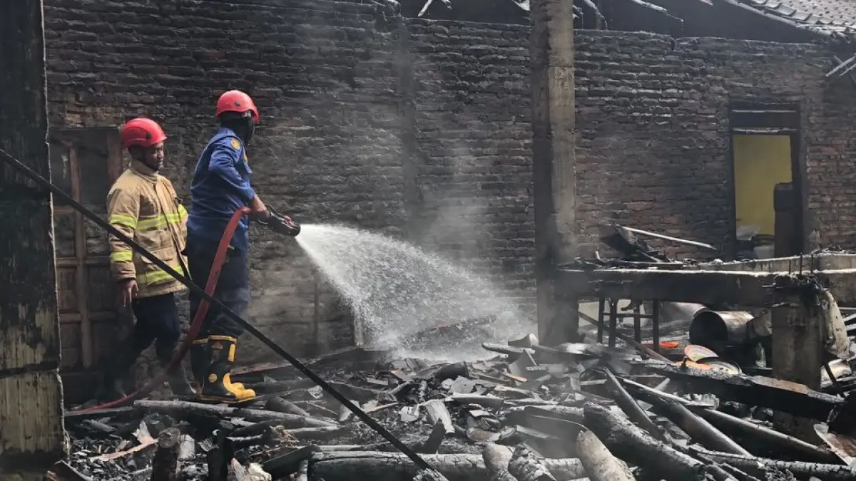Pendinginan kebakaran rumah di Cepogo, Boyolali akibat pembakaran sampah ditunggal ke ladang. (ABDUL KHOFID/RADAR SOLO)