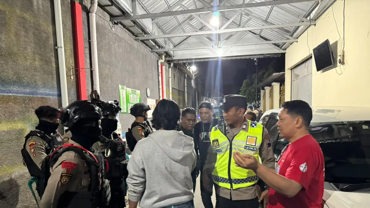 Polisi mendatangi salah satu kos di Mojosongo, Solo. (Humas Polresta Solo)