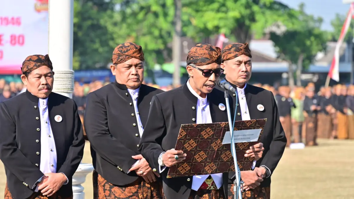 Sekda Sukoharjo Abdul Haris Widodo saat upacara Hari Lahir Ke-80 Kabupaten Sukoharjo di Alun-Alun Satya Negara, Rabu (15/7). (Iwan Kawul/Radar Solo)