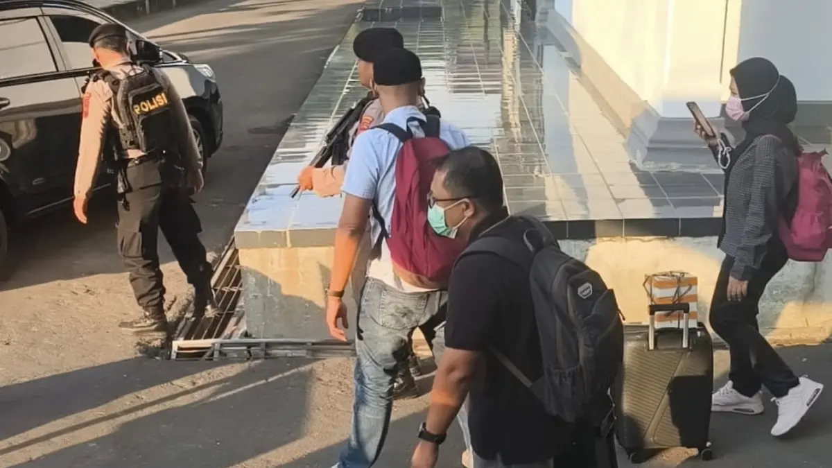Tim Penyidik KPK meninggalkan kantor BPKAD Sukoharjo usai mencari barang bukti, Rabu (15/7). (IWAN KAWUL/RADAR SOLO)

&nbsp;