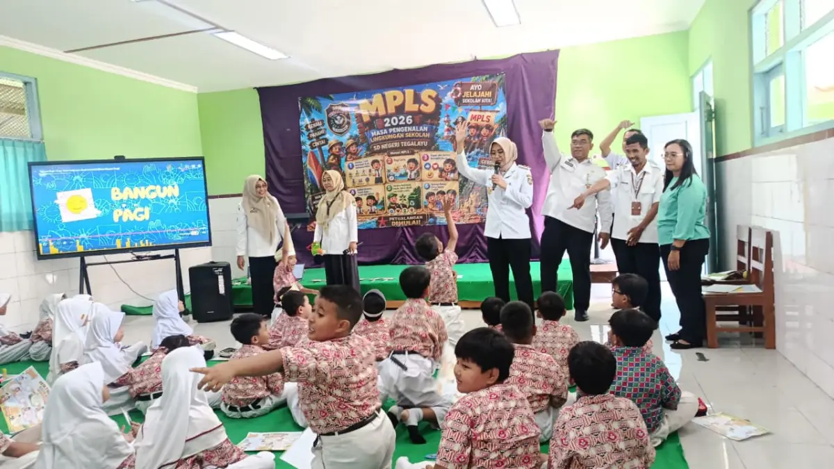 Wawali Solo Astrid Widayani memberi motivasi siswa SDN Tegalayu di sela Masa Pengenalan Lingkungan Sekolah (MPLS), Rabu (15/7). (ALFIDA NURCHOLISAH/RADAR SOLO)