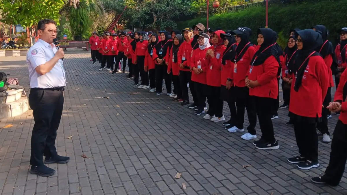 Kepala Bagian Penjaminan Manfaat dan Utilisasi BPJS Kesehatan Boyolali dr. Dwika Arie Ristianto memberikan sambutan dalam acara Semarak Gerak Sehat Program Pengelolaan Penyakit Kronis (Prolanis) dalam rangka HUT ke-58 BPJS Kesehatan di Taman Lampion, Klaten Utara. (ANGGA PURENDA/RADAR SOLO)
