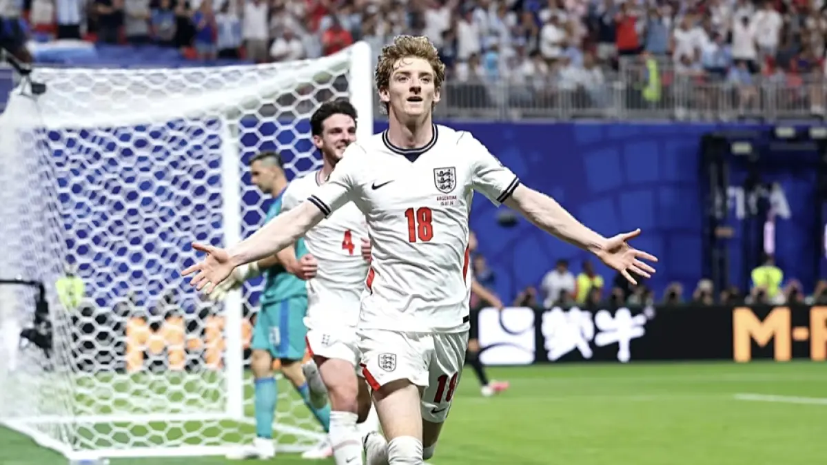 Anthony Gordon rayakan golnya ke gawang Timnas Argentina di semifinal Piala Dunia 2026. (Dok. FIFA) 